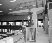 857456 Afbeelding van de officiële opening van het Zwembad De Kwakel (Paranadreef 10) te Utrecht.